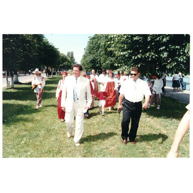 Знакомим с документами Тверского городского архива — ф. № 28, оп. 1, д. 53, л. 12, фото 47 «А.П. Белоусов на набережной р. Волги с горожанами и гостями».(2000 год) — фото